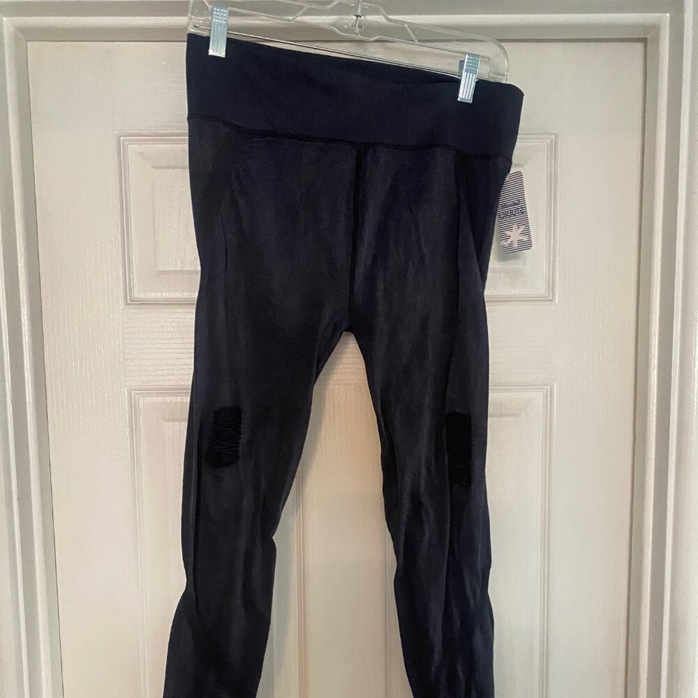 Splendid Activewear NWT Size L, Black in Color